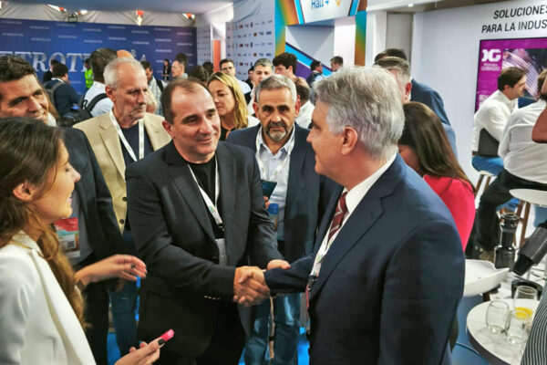 Visita del Gobernador Martín Llaryora al stand de Pilmhor Oleohidráulica