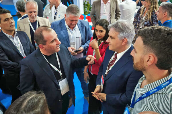 Visita del Gobernador Martín Llaryora al stand de Pilmhor Oleohidráulica en AOGPatagonia2024