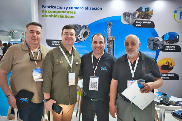 Visita de colegas y amigos al stand de Pilmhor Oleohidráulica